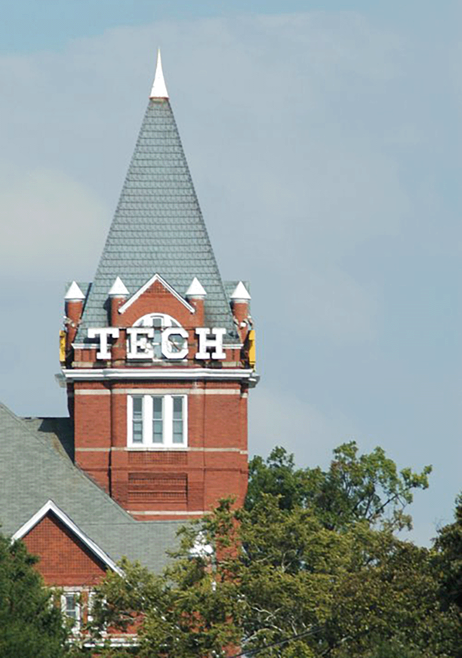 Auf dem Foto ist lediglich der "Tech Tower" Turm der Georgia Tech University Atlanta dargestellt. Der Rest des Gebäudes ist von Bäumen bedeckt, bzw. nicht abgelichtet. Die Mauern sind rötlich, das Dach erscheint blau und bei der Spitze sowie bei den Fenstern wurde sich für die Farbe weiß entschieden.