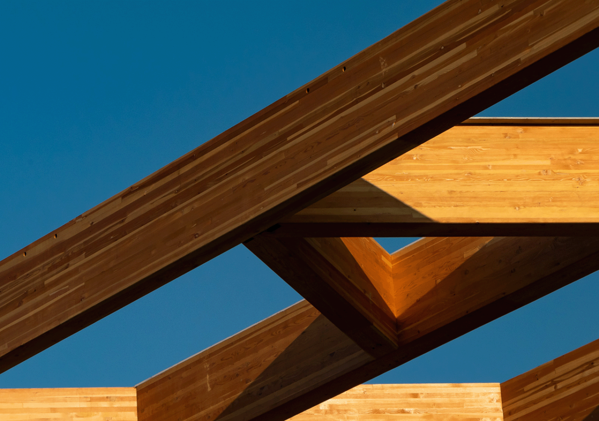 Zu sehen ist ein modernes Holzfachwerk einer Dachtragkonstruktion. Die Gefache sind nicht ausgefüllt. 